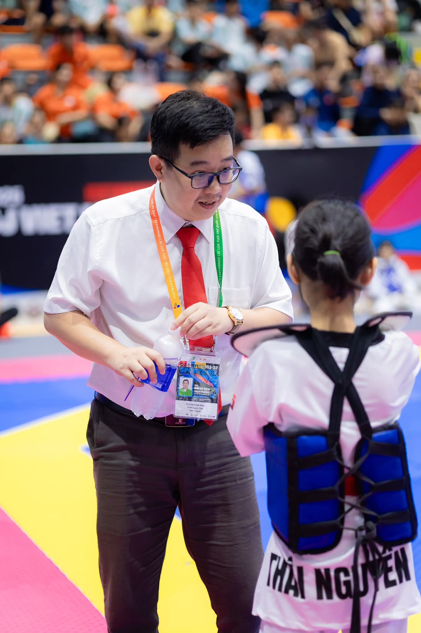 Huấn luyện viên trưởng Dương Cảnh Đức đồng hành cùng học viên tại giải đấu