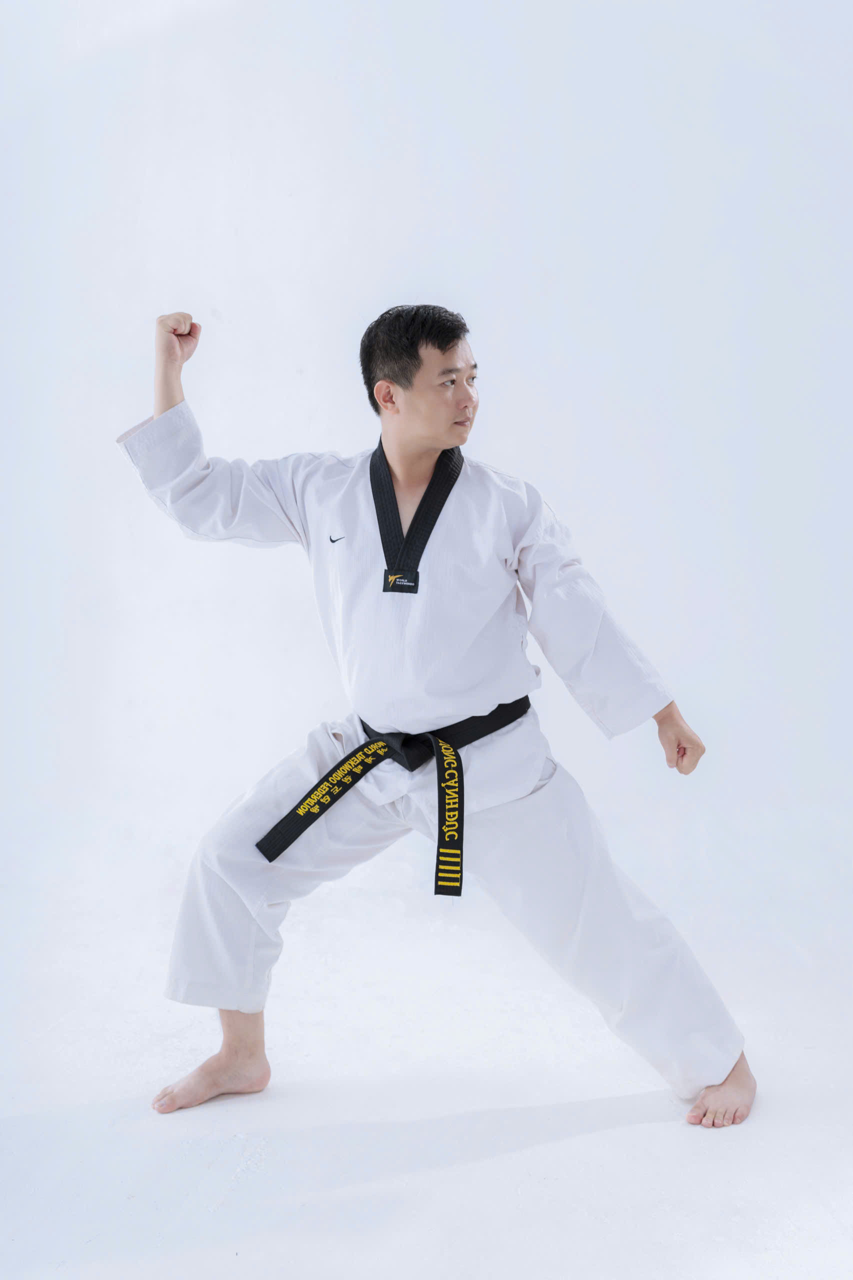 Huấn luyện viên trưởng Dương Cảnh Đức trong võ phục Taekwondo