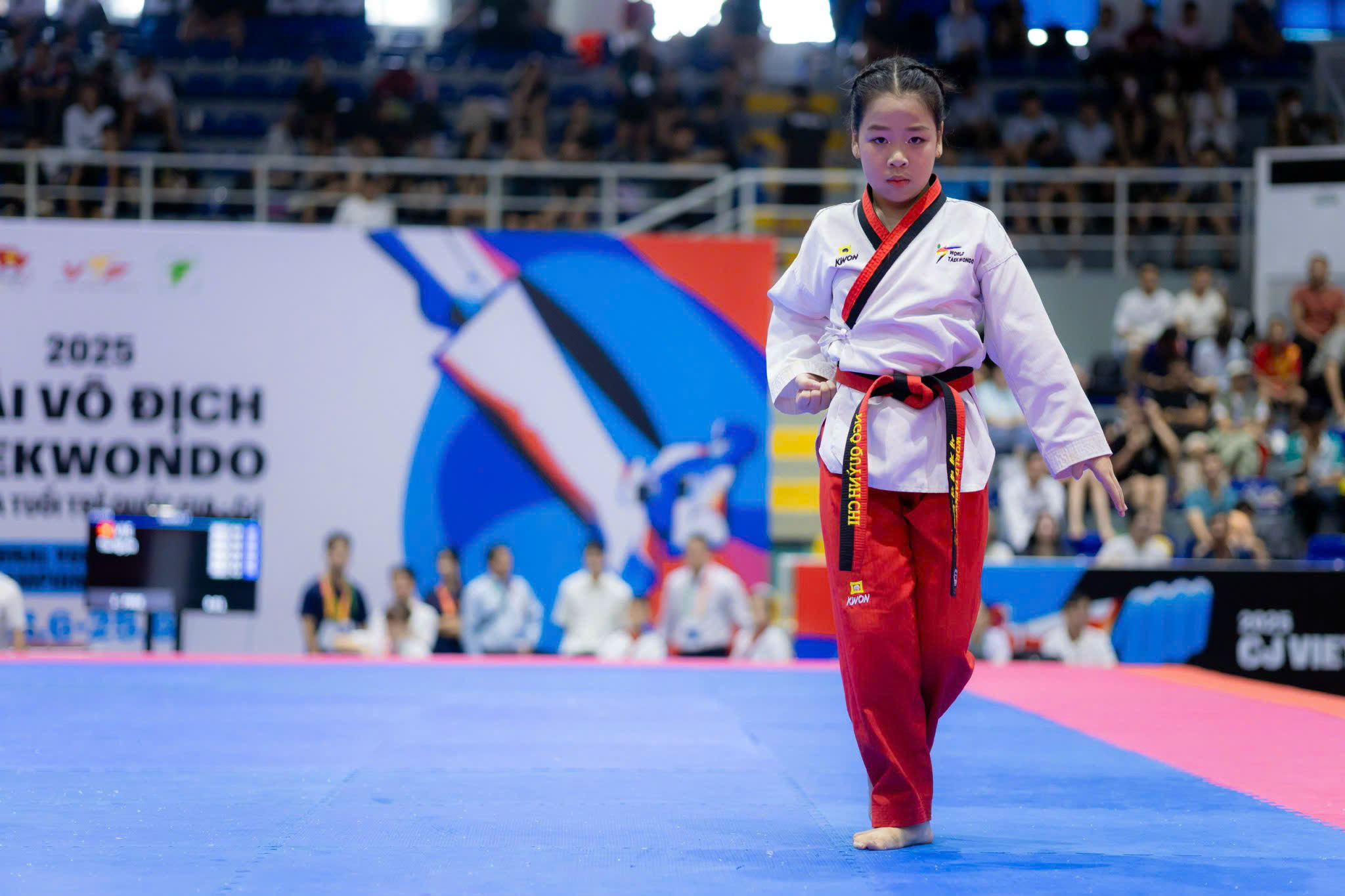 Học viên Thái Hải thi quyền trên sàn đấu Taekwondo