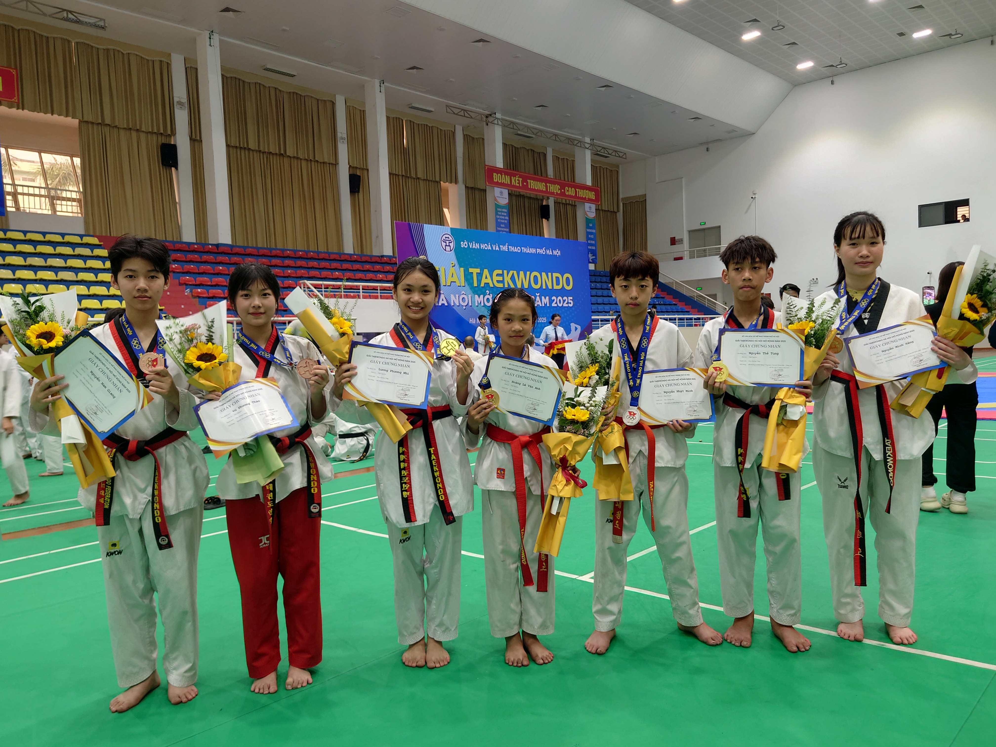 Học viên Thái Hải nhận huy chương và giấy chứng nhận tại giải Taekwondo Hà Nội mở rộng 2025