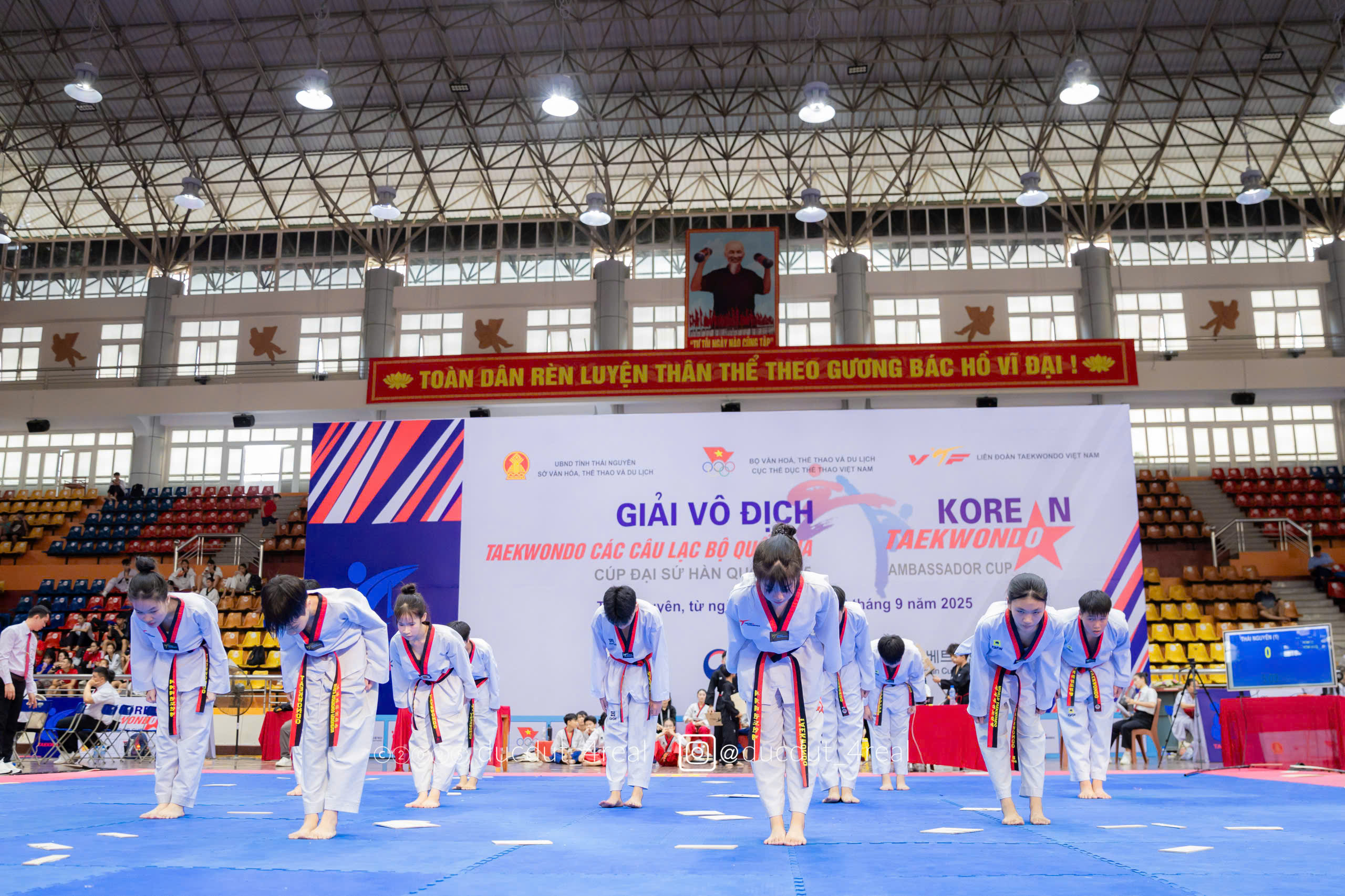 Đội hình Thái Hải cúi chào sau phần thi quyền đồng đội