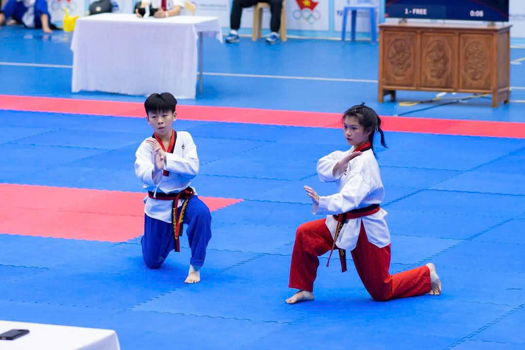 Hai học viên Thái Hải thi quyền đôi trên sàn đấu