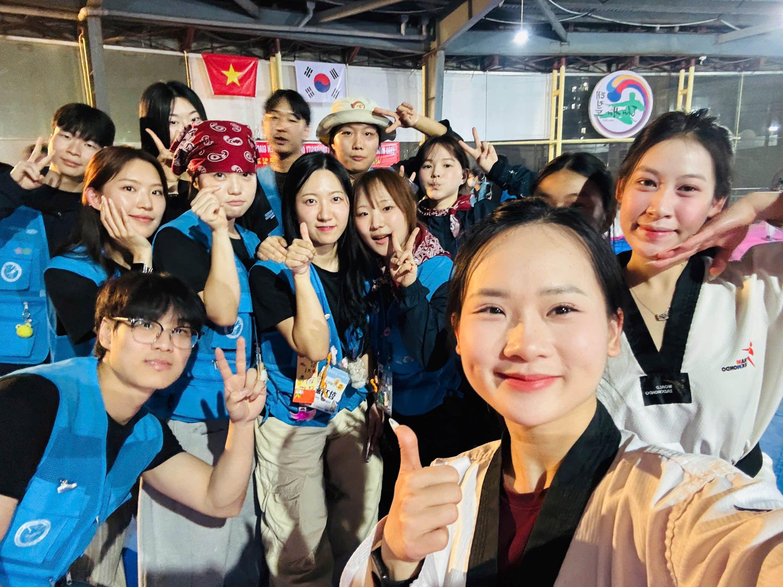 Khoảnh khắc giao lưu của học viên và đội hỗ trợ Thái Hải