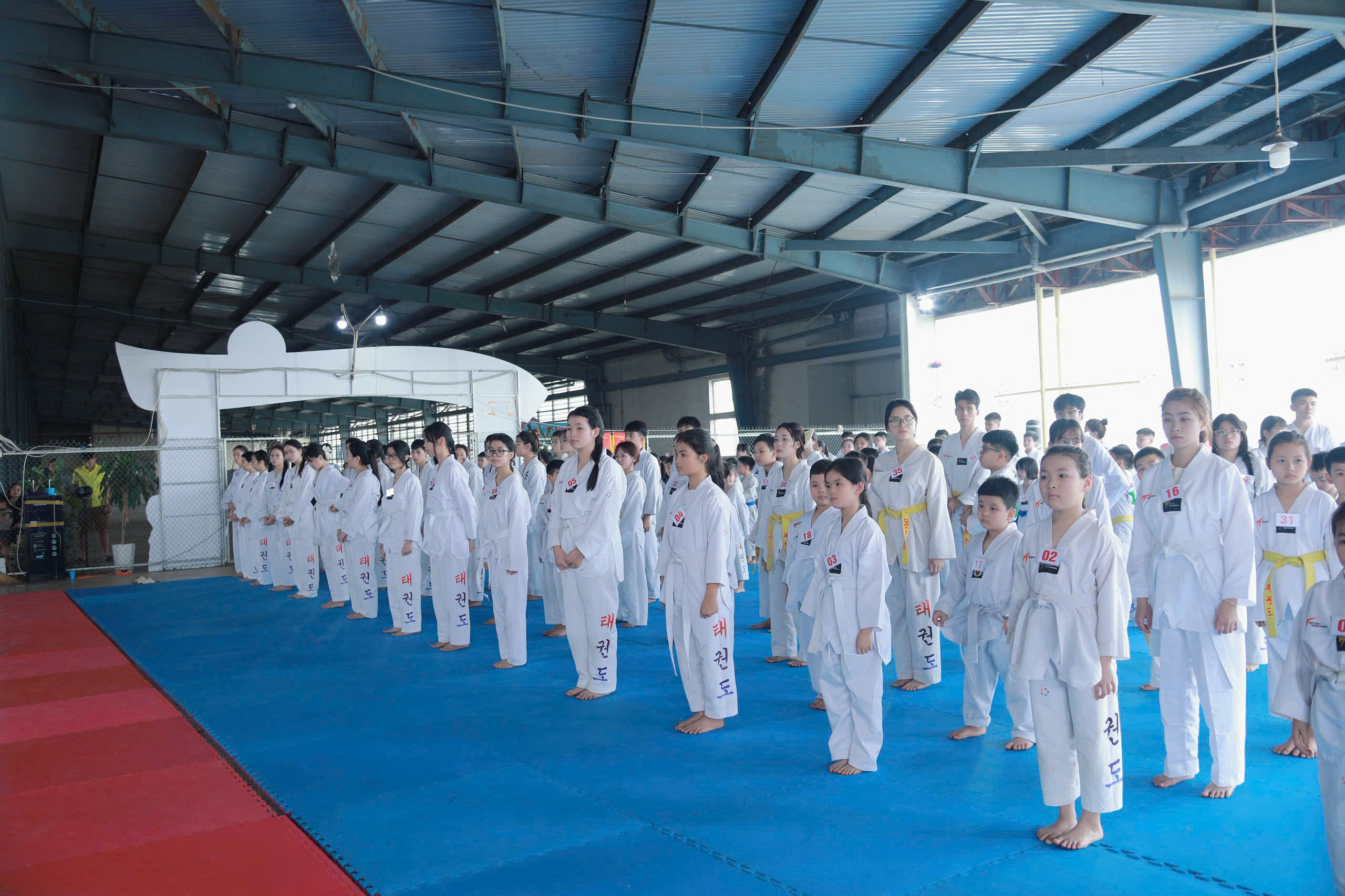 Học viên Thái Hải xếp hàng trong buổi tập luyện